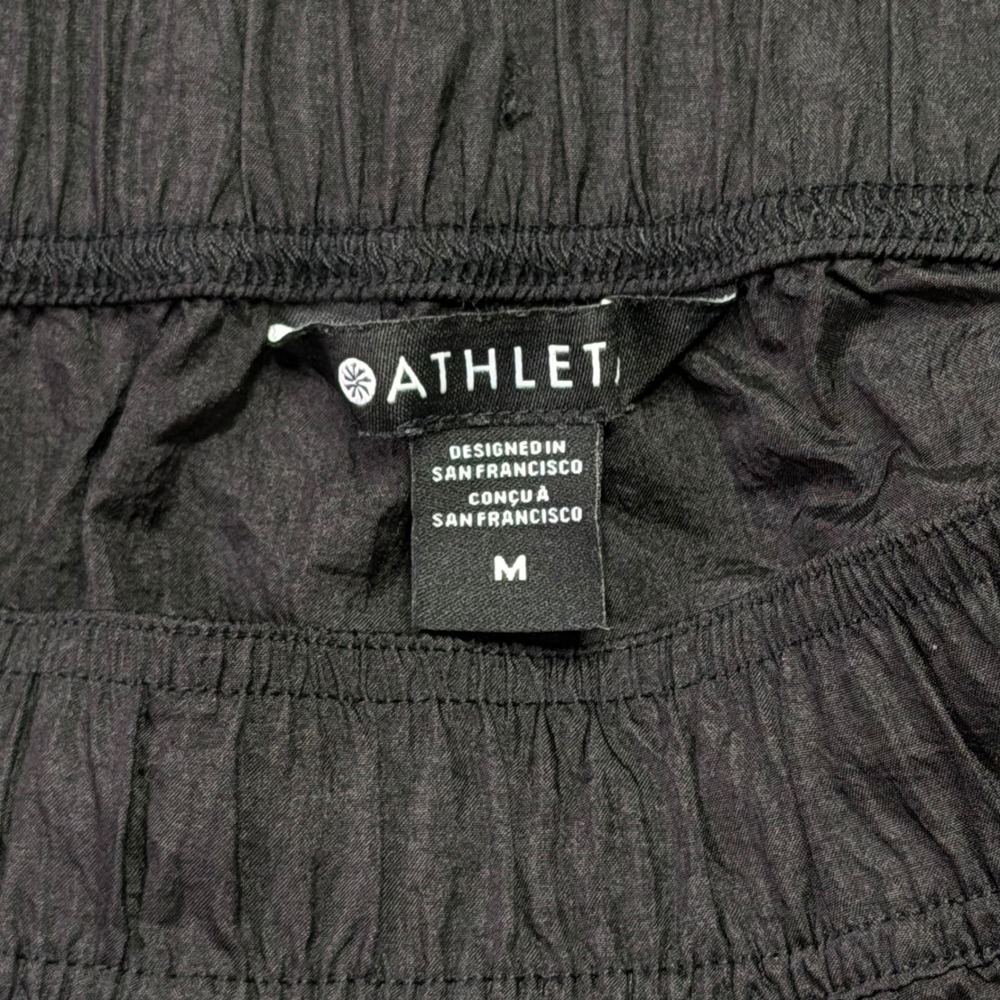 Athleta Black Crinkle Nylon Pull On Athletic Pocket Shorts Size Medium M - Picture 3 of 8